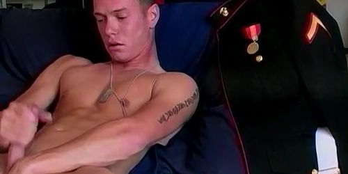 Heißer Soldat wichst sich einen ab und kommt hart