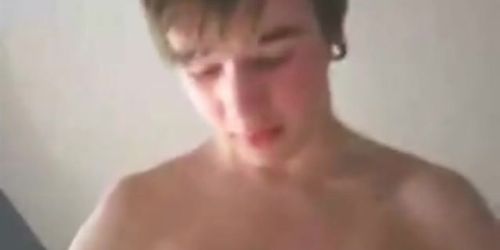 Schlanke Jungs zeigen ihre aufregende Selbstbefriedigung aus der Nähe