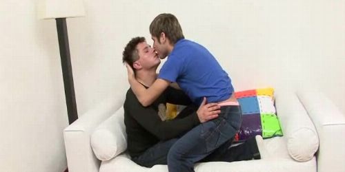 Heißer lateinischer Schwanz fickt hart den engen Arsch