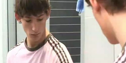 Schlanke Jungs zeigen ihre geilen Schwänze beim Masturbieren