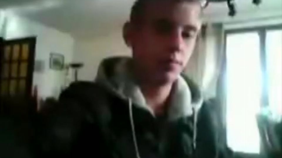 Geiler Kerl wichst live vor der Webcam mit Klamotten