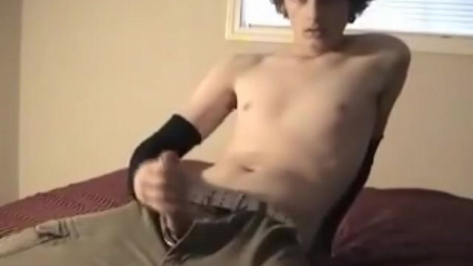Süßer Junge spielt mit seinem Arsch und masturbiert