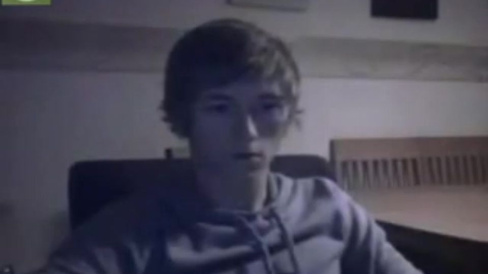 Heißer Junge masturbiert mit perfektem Sixpack