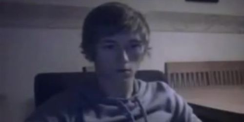 Heißer Junge masturbiert mit perfektem Sixpack