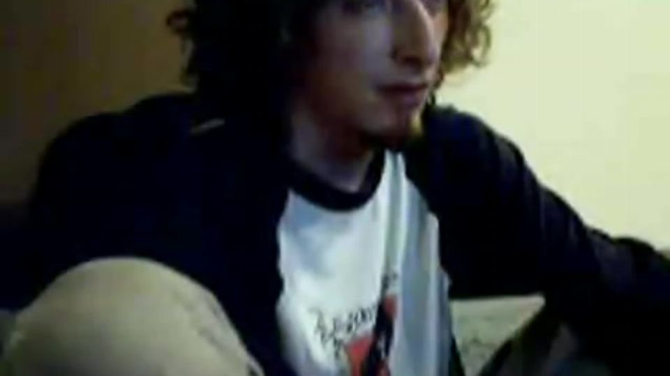 Lockiger Junge kommt heftig vor der Webcam