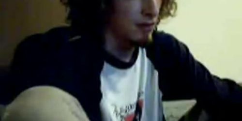 Lockiger Junge kommt heftig vor der Webcam