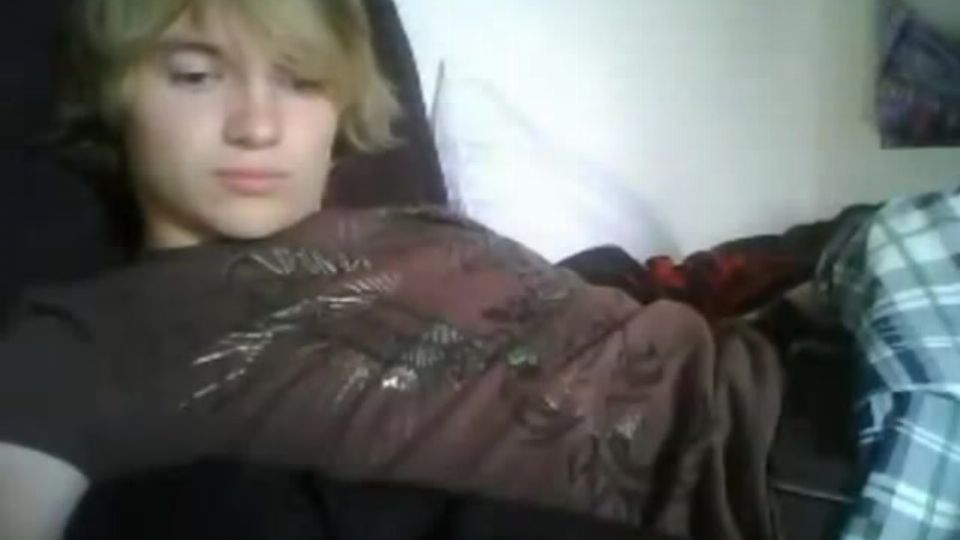 Blonder Junge zeigt geile Selbstbefriedigung vor der Webcam