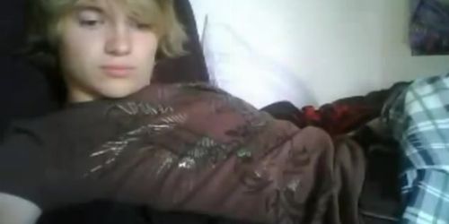 Blonder Junge zeigt geile Selbstbefriedigung vor der Webcam