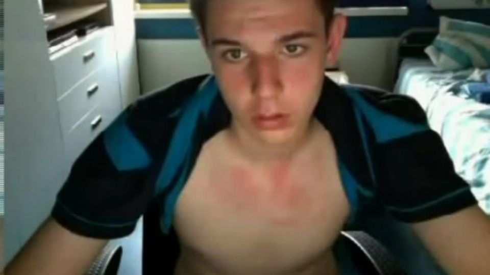 Heißer junger Typ präsentiert seinen glatten Oberkörper im Live-Chat