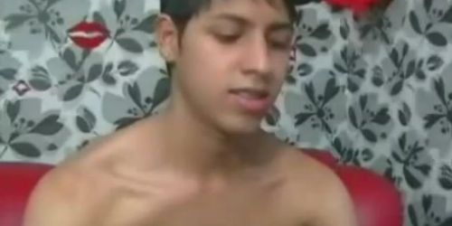 Schlanker Junge verwöhnt sein Arschloch mit einem Dildo