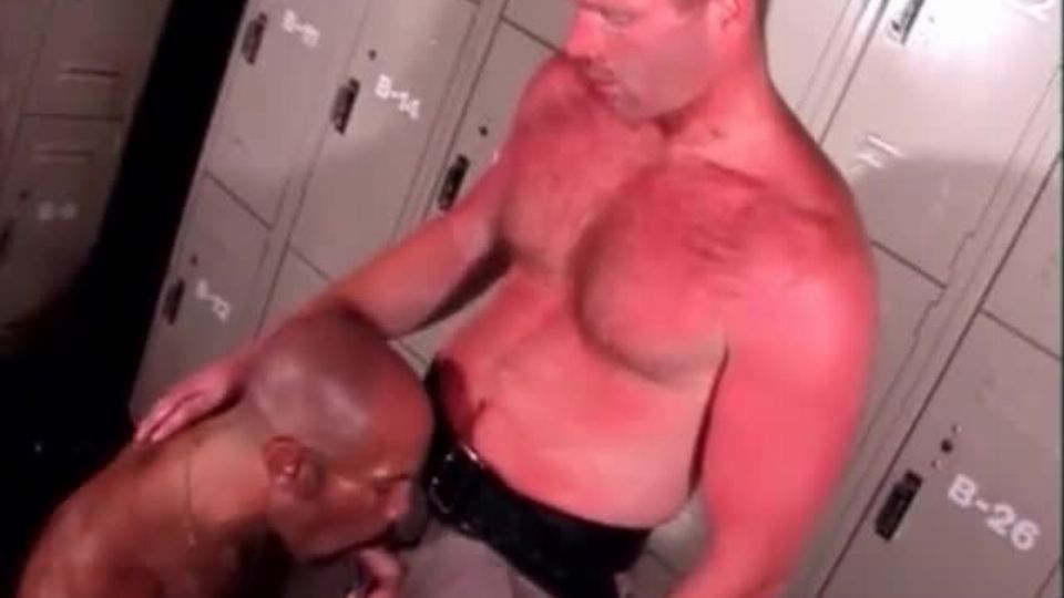 Heißer Polizist bläst einen haarigen Mann