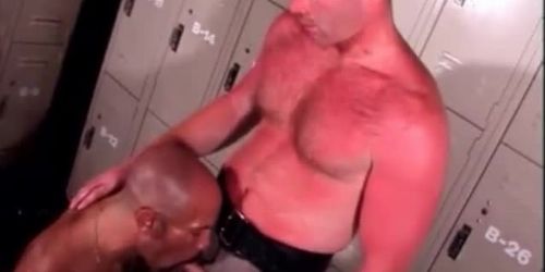 Heißer Polizist bläst einen haarigen Mann