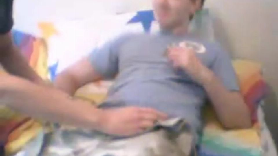 Heißer Soldat zeigt was er unter der Uniform versteckt