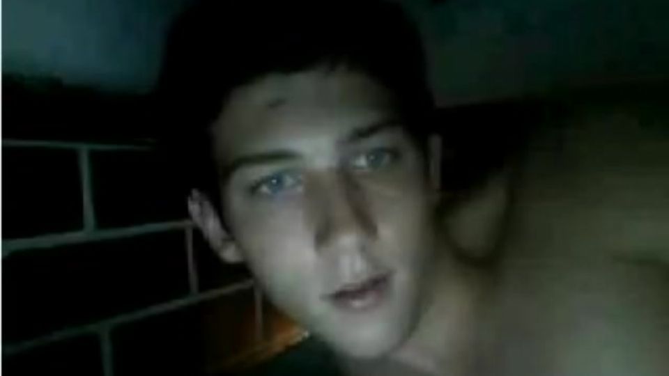 Sixpack Typ wichst sich einen ab