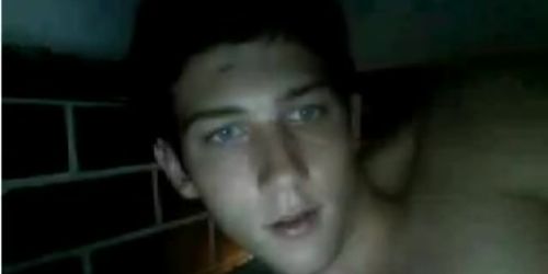 Sixpack Typ wichst sich einen ab