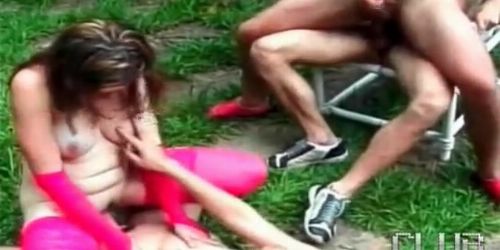 Heiße schwule Abenteuer im Freien während Frauen sich mit Spielzeug vergnügen