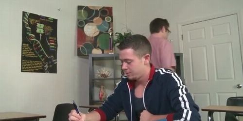 Süßer schwuler Nerd bläst in der Umkleidekabine