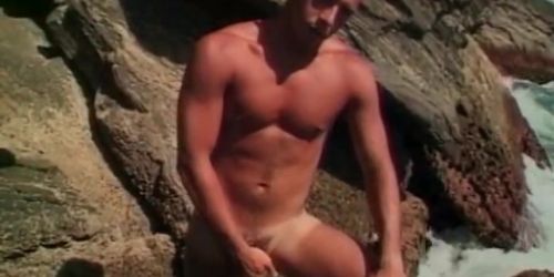 Geiler Typ streichelt seinen riesigen Schwanz am Strand