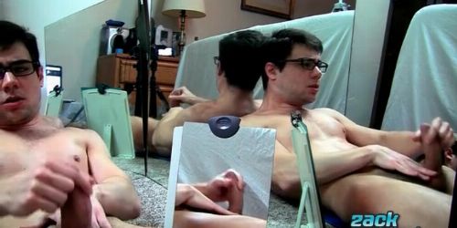 Brillenschlucker genießt seinen eigenen Saft