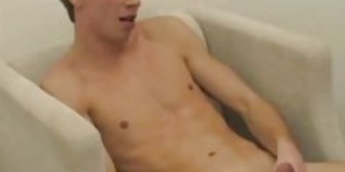 Schlanker Junge mit perfektem Körper masturbiert