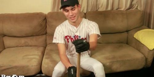 Heißer Junge zieht sich vor der Kamera aus