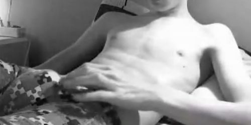 Schlanker Junge filmt sich beim einsamen Wichsen