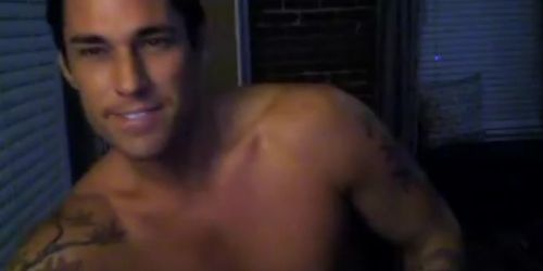 Muskulöser, unglaublich attraktiver Mann beim heißen Webcam-Abenteuer