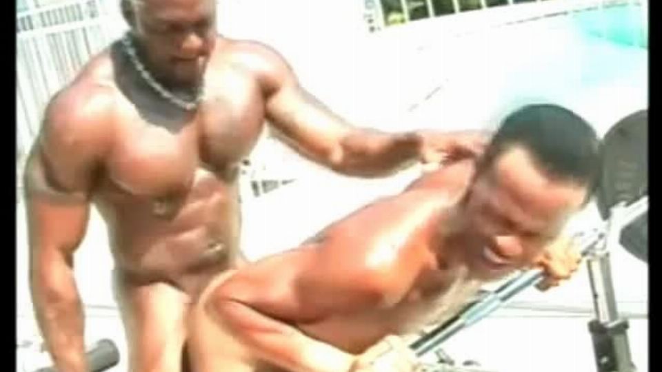 Muskulöser schwarzer Mann fickt hart einen Arsch