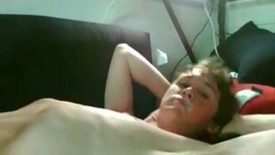 Geiler Amateur wichst sich einen ab und spritzt sich ins Gesicht