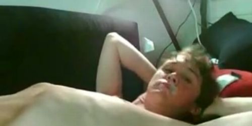 Geiler Amateur wichst sich einen ab und spritzt sich ins Gesicht