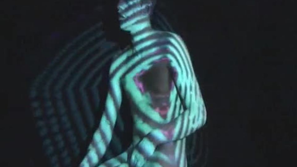 Lichtspiel auf dem nackten Körper eines heißen Jungen