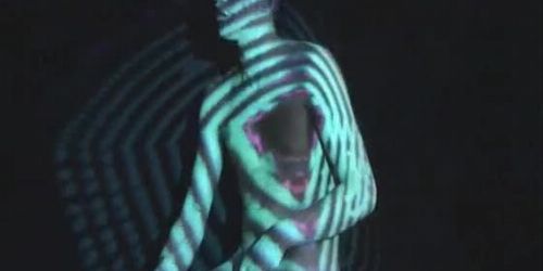 Lichtspiel auf dem nackten Körper eines heißen Jungen