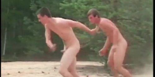 Zwei geile Männer befriedigen sich gegenseitig am Strand