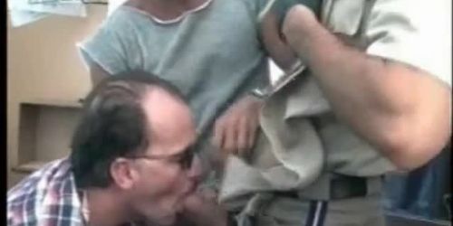 Heiße Cops bei einer wilden Blowjob-Orgie