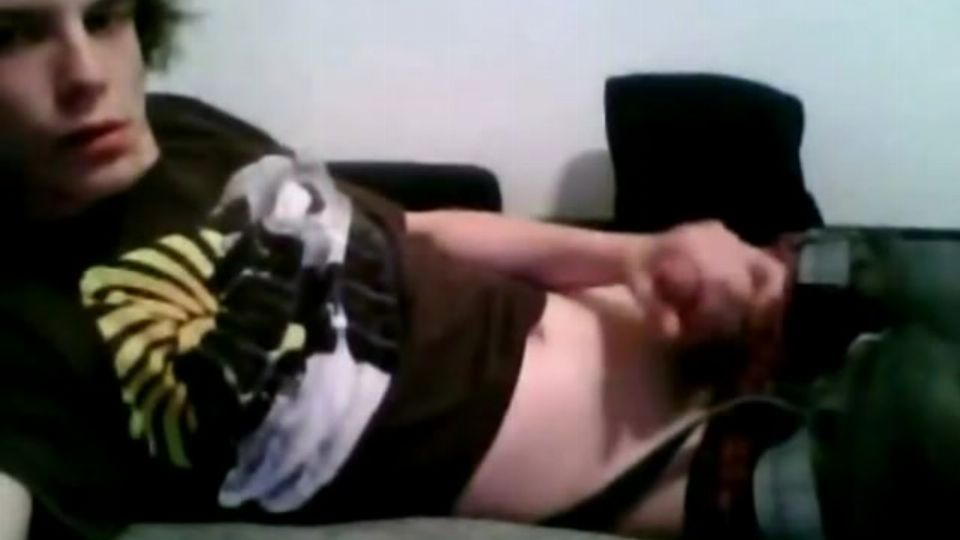 Schlanker Junge wichst sich in Socken einen ab