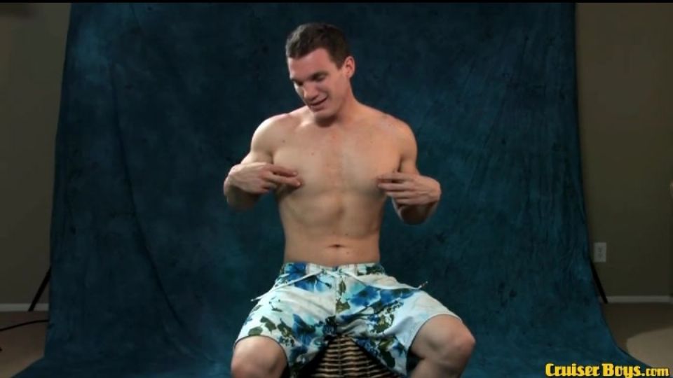 Heißer Junge zieht seinen Badeanzug aus und verwöhnt sich selbst