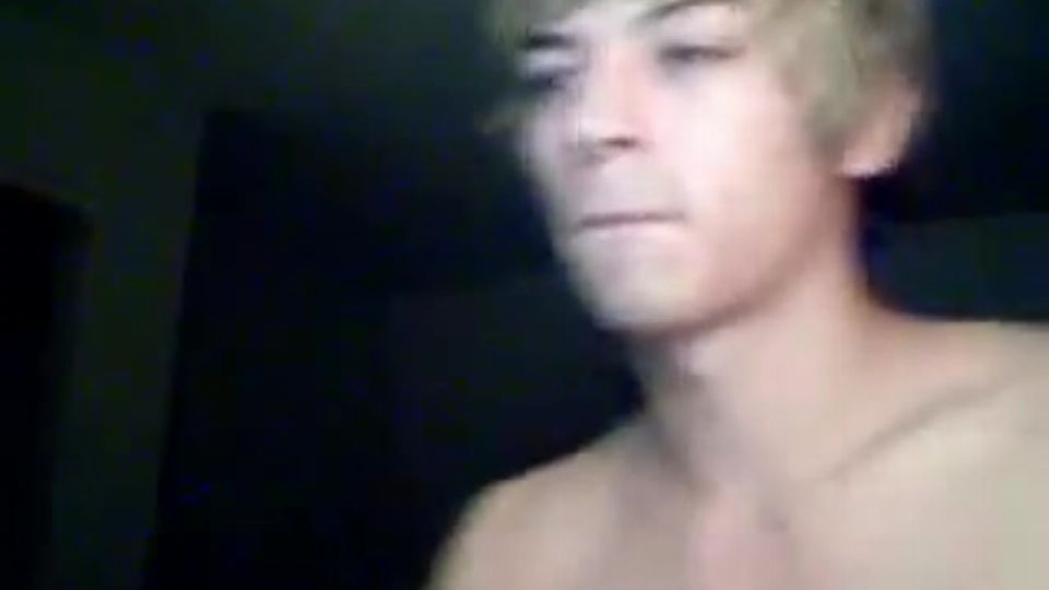 Junger Kerl wichst sich in Boxershorts einen ab