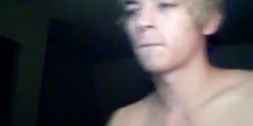 Junger Kerl wichst sich in Boxershorts einen ab