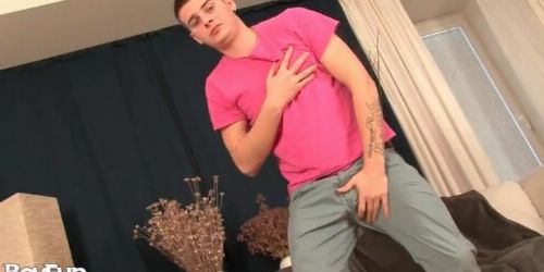 Junger tätowierter Schwanz mit Piercing entblößt sich