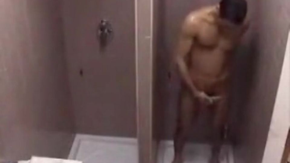 Geiler Mann masturbiert heimlich unter der Dusche