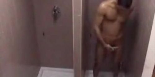 Geiler Mann masturbiert heimlich unter der Dusche