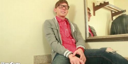 Geiler Nerd zeigt seinen Körper beim langsamen Ausziehen