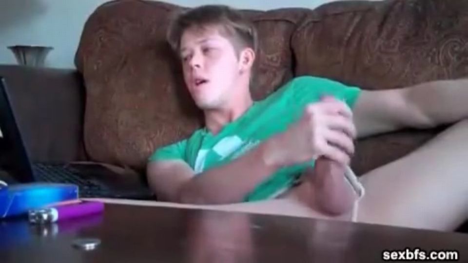 Glattrasierte Muschi schaut Porno und masturbiert