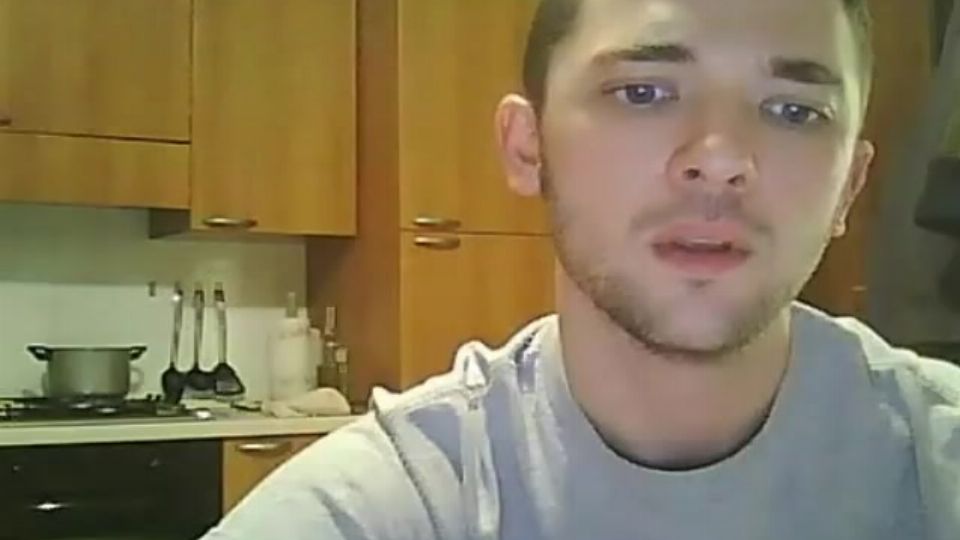 Heißer bärtiger Student wichst seinen Schwanz vor der Webcam