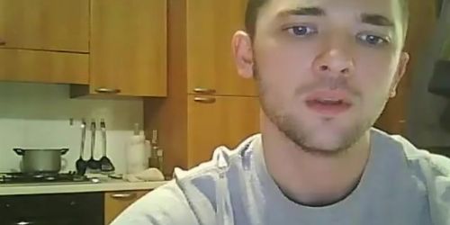 Heißer bärtiger Student wichst seinen Schwanz vor der Webcam