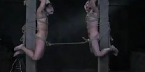 Zwei muskulöse Schwule testen die Grenzen des Bondage