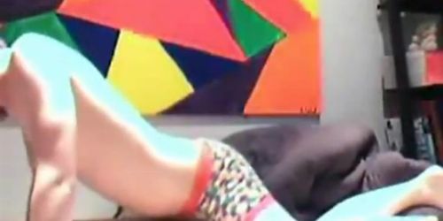 Junger Kerl zieht sich aus und spielt mit seinem Schwanz