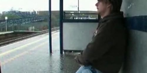 Amateur Junge masturbiert öffentlich
