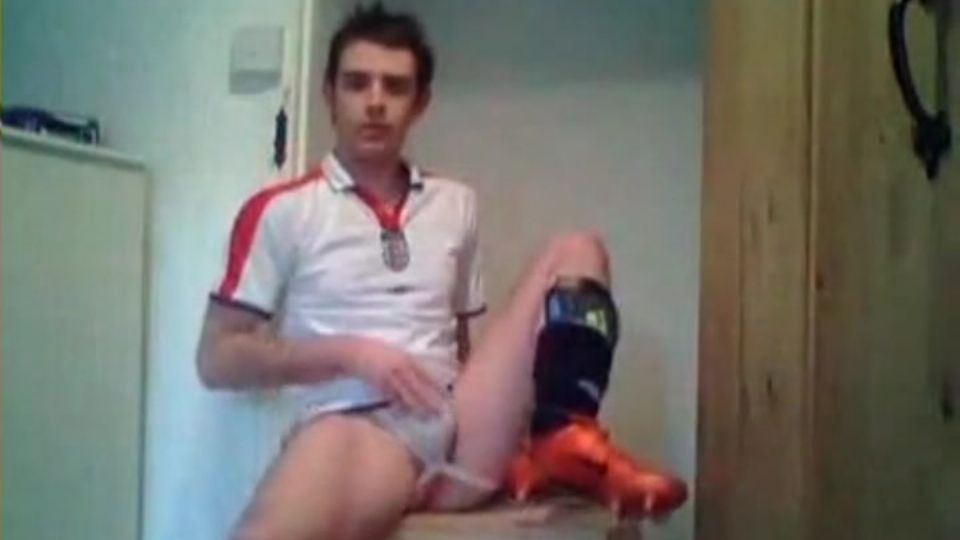 Heißer Fußballer wichst sich nackt einen ab