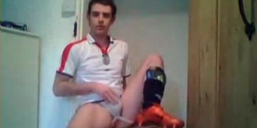 Heißer Fußballer wichst sich nackt einen ab